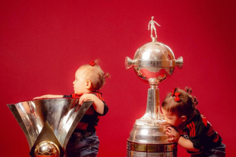 Дети футболистов и тренеров "Фламенго" приняли участие в чемпионской фотосессии - ФОТО