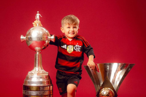 Дети футболистов и тренеров "Фламенго" приняли участие в чемпионской фотосессии - ФОТО