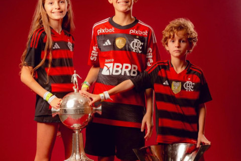 Дети футболистов и тренеров "Фламенго" приняли участие в чемпионской фотосессии - ФОТО