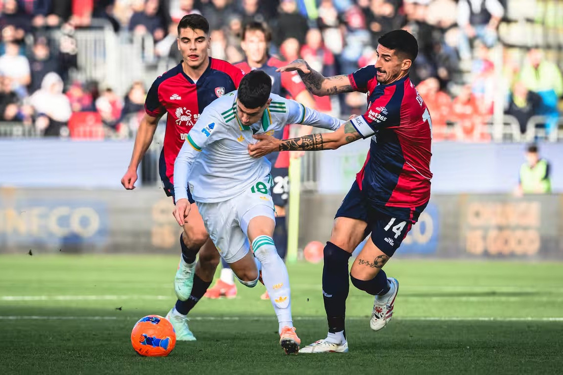 "Рома" вдесятером уступила "Кальяри" - ВИДЕО