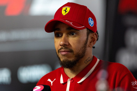 Пилот "Феррари" Хэмилтон извинился перед командой и болельщиками