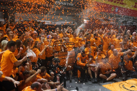 Кубок конструкторов Ф-1: "Мерседес" стал вторым, "Астон Мартин" не догнал "Рейсинг Буллз"