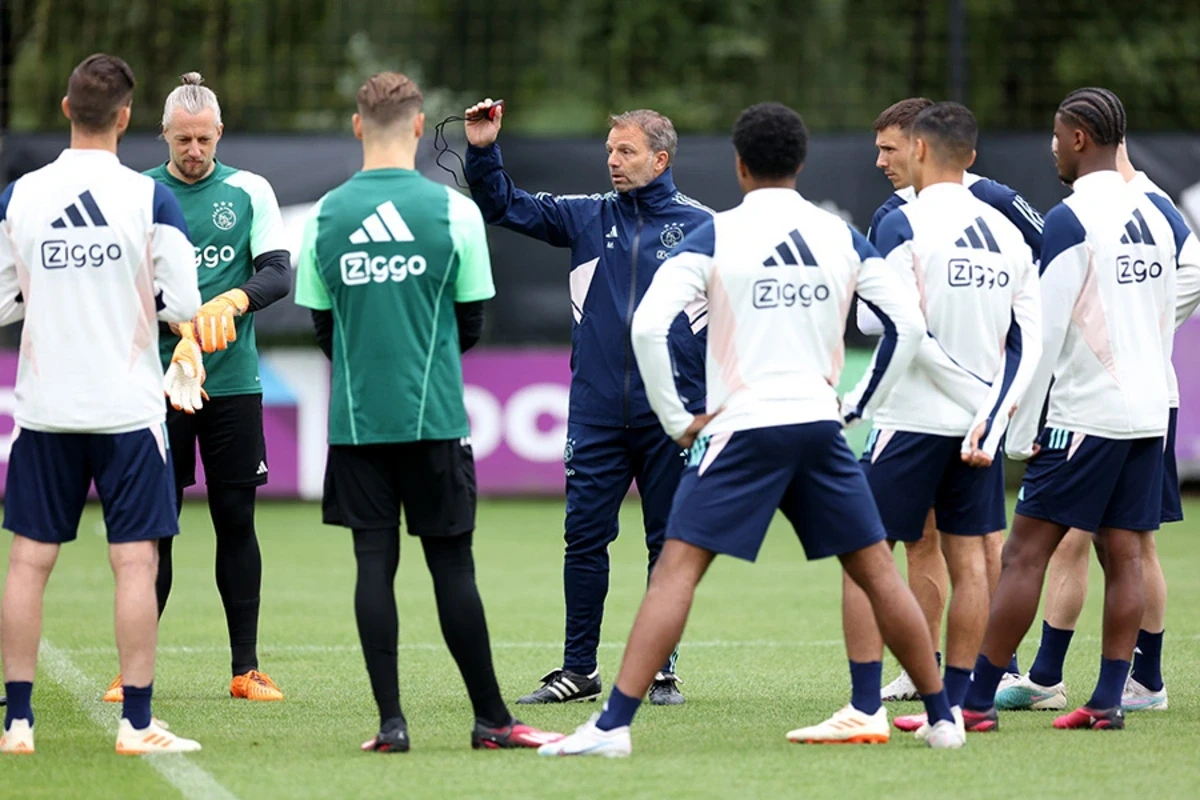 "Аякс" перед матчем с "Карабахом" посетит базу "Нефтчи"