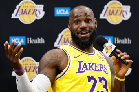 Леброн Джеймс ответил на насмешки фаната о лысине: "Зато у меня есть кое что другое… и этого у меня много" - ВИДЕО