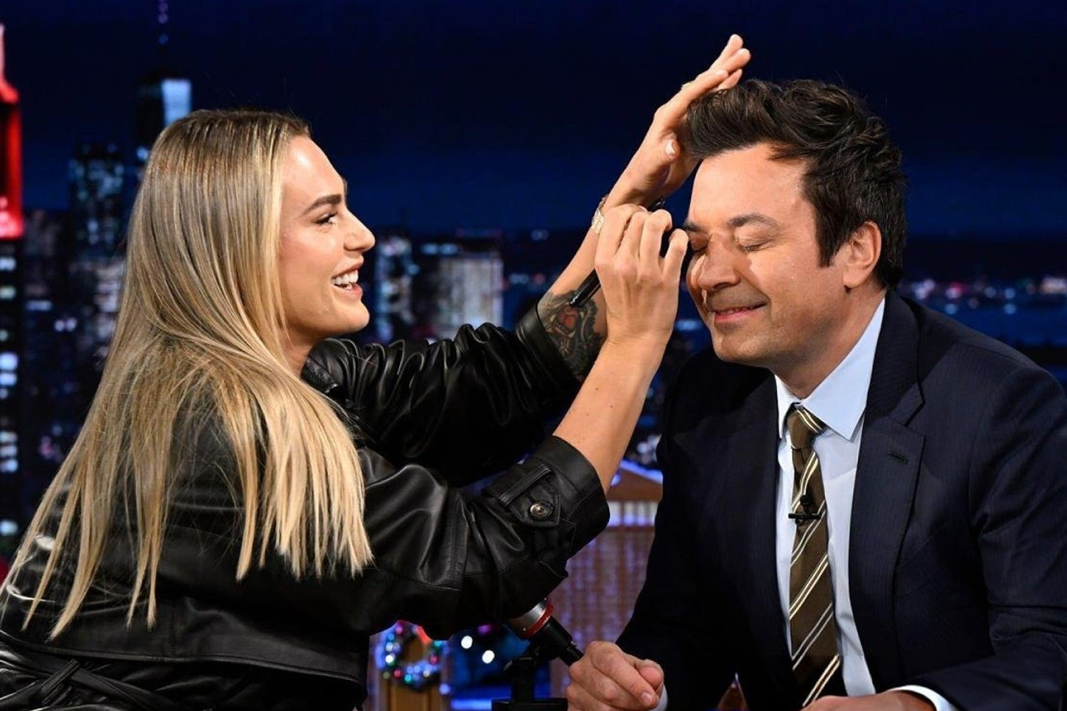 Арина Соболенко оставила автограф на лбу у ведущего Джимми Фэллона - ФОТО