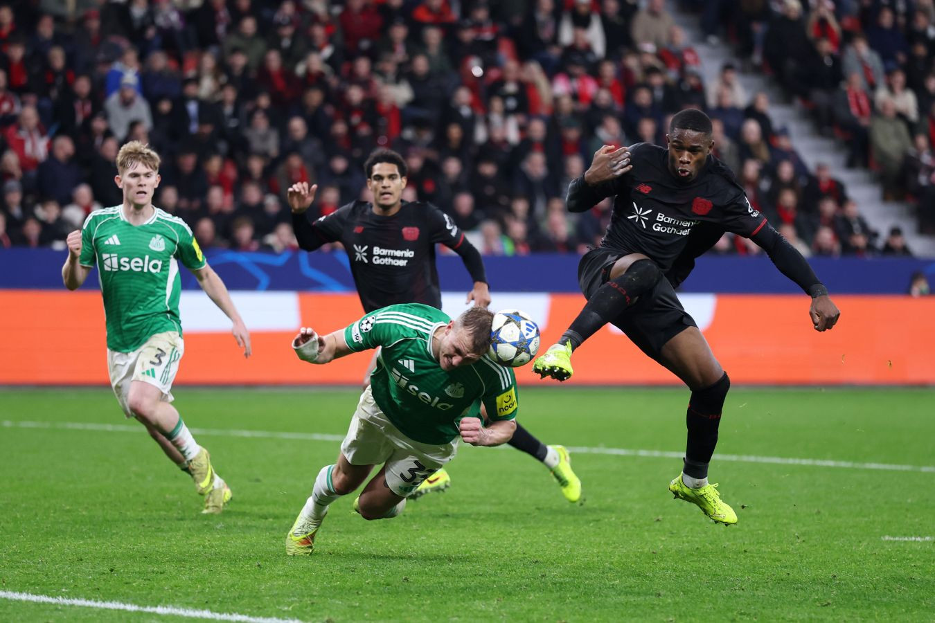 "Байер" и "Ньюкасл" сыграли вничью в матче Лиги чемпионов - ВИДЕО