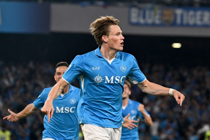 Моуринью раскрыл причину, по которой взял футболку Мактоминея после матча ЛЧ