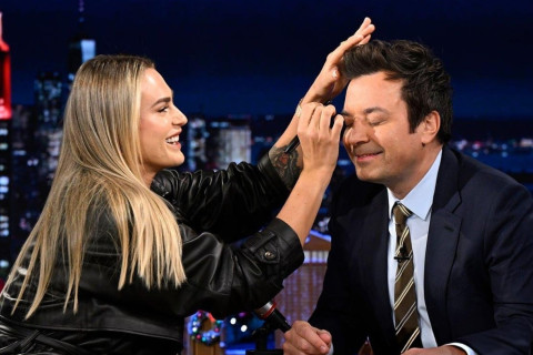 Арина Соболенко оставила автограф на лбу у ведущего Джимми Фэллона - ФОТО