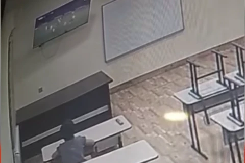 Sığınacaqdakı azyaşlı “Qarabağ”ın oyununu tək izlədi, gündəm oldu - VİDEO