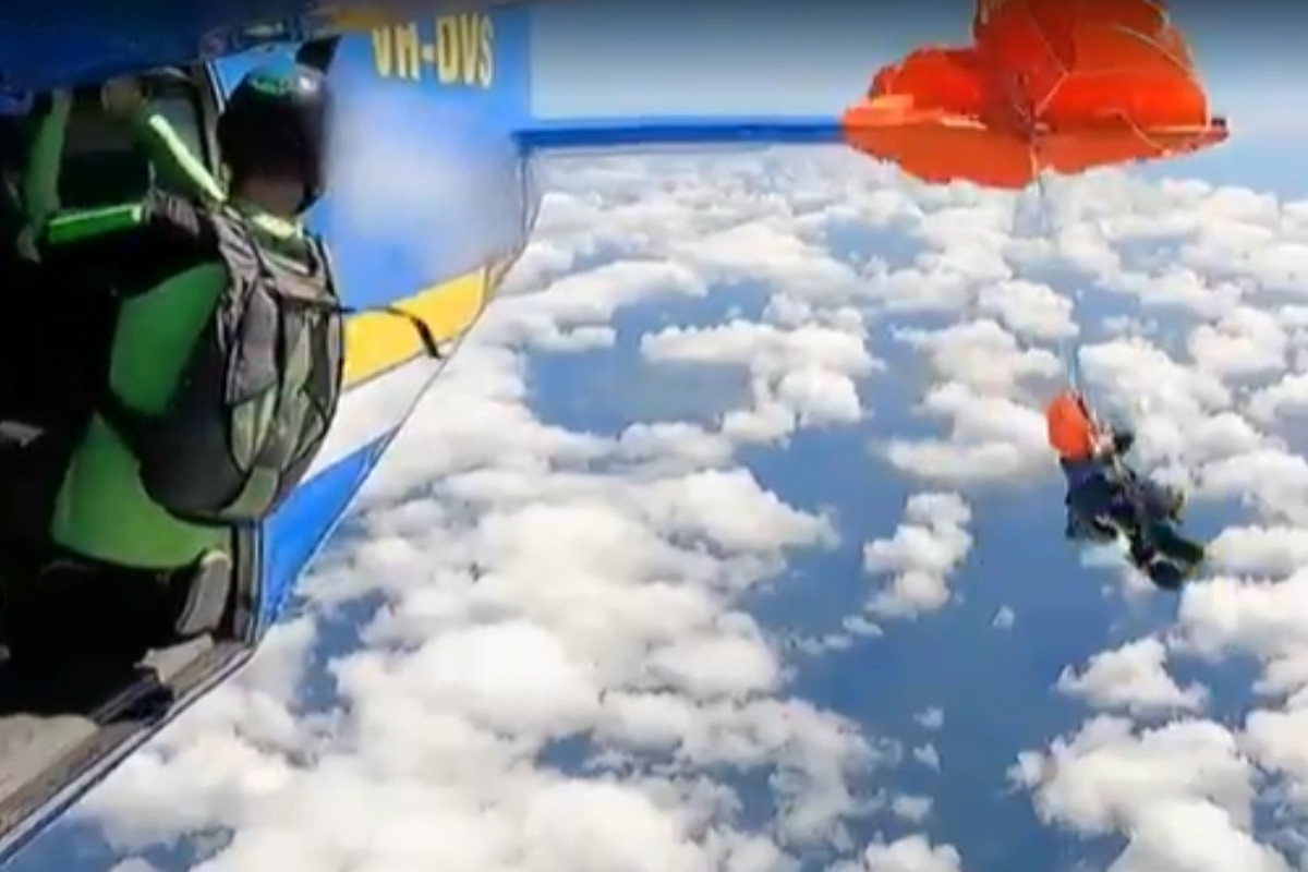 Paraşütü təyyarənin quyruğuna ilişdi, səmada ölüm-qalım mübarizəsi apardı - VİDEO