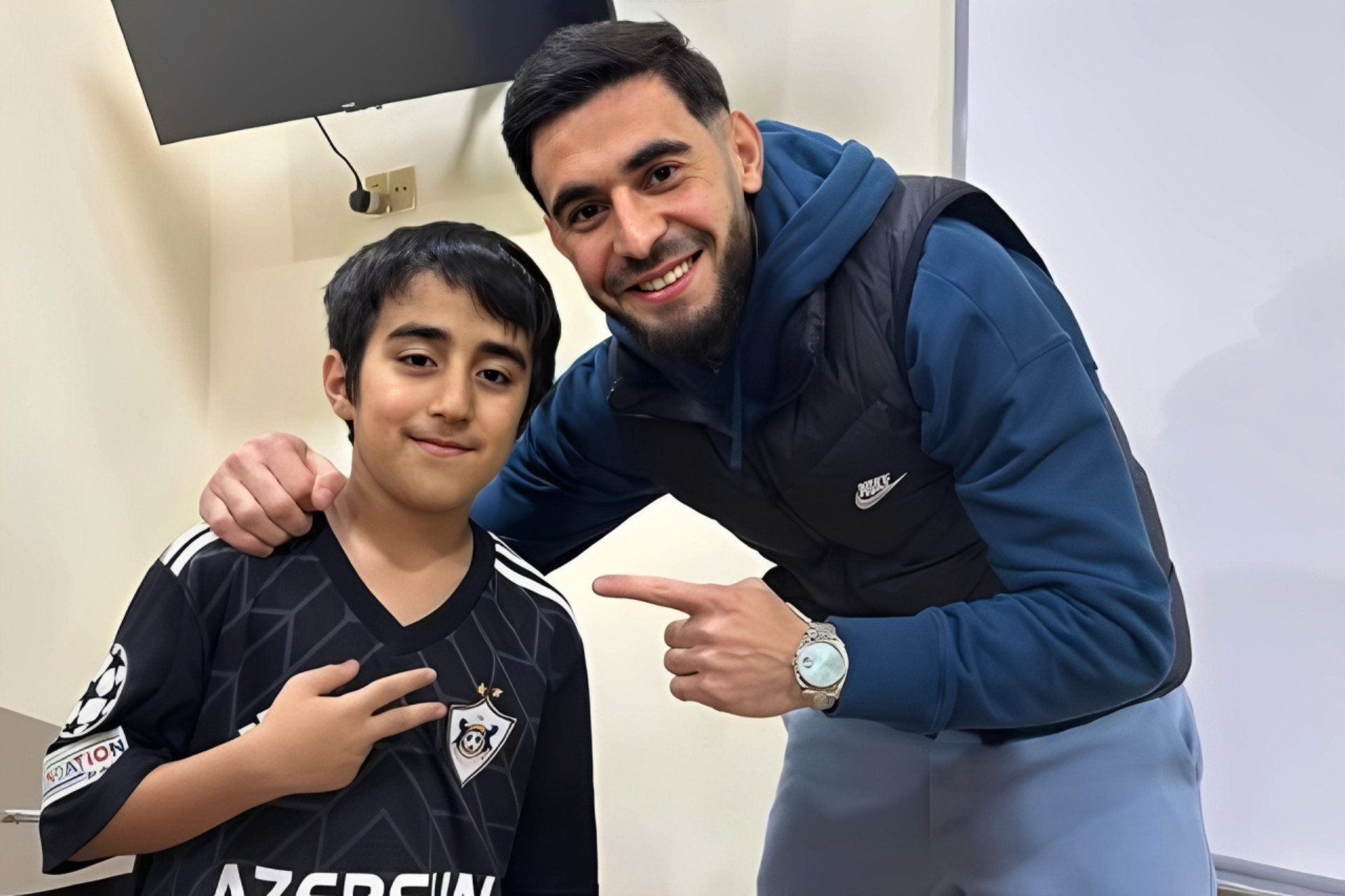 Elvin Cəfərquliyev “Qarabağ”ın oyununu tək izləyən azyaşlı ilə görüşdü