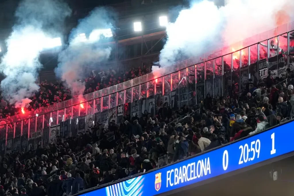 Фанаты "Айнтрахта" вырвали сиденья и разгромили туалеты на обновленном "Камп Ноу"