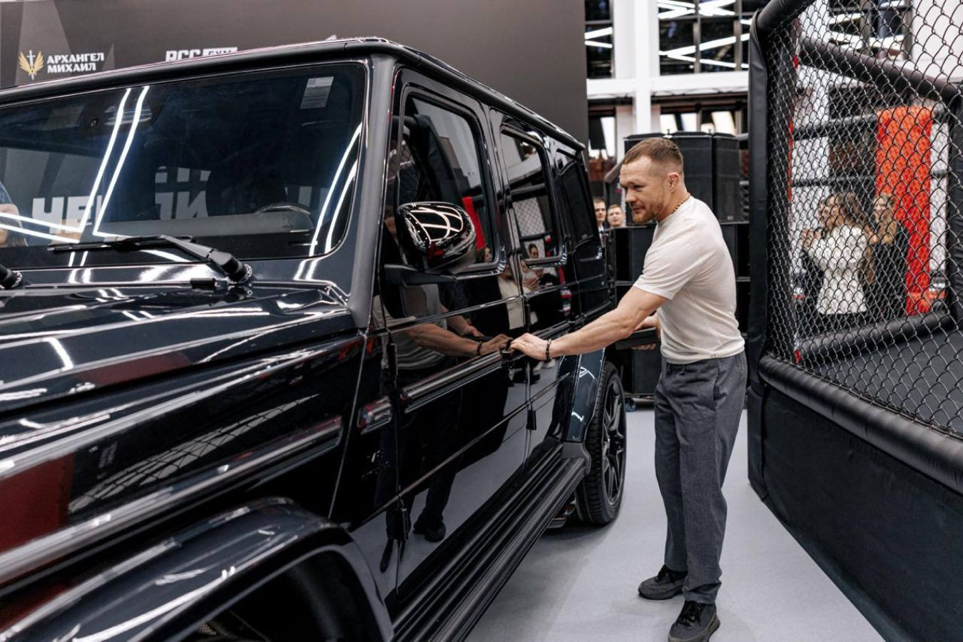 Petr Yana Merab Dvalişvili üzərində qələbəsinə görə bahalı maşın hədiyyə edilib - FOTO