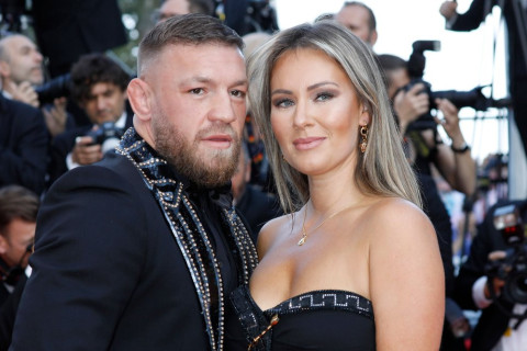 Бывший чемпион UFC Конор Макгрегор женился после 17 лет отношений - ВИДЕО