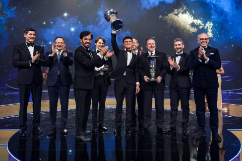 Lando Norrisə çempionluq kuboku təqdim edilib