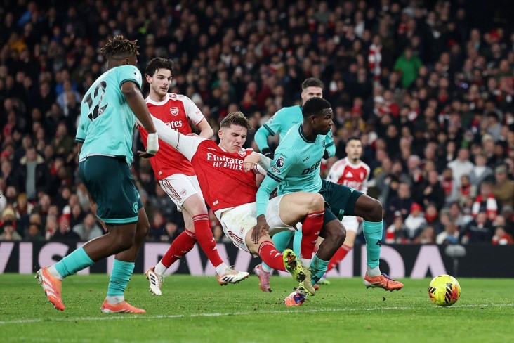 "Арсенал" победил "Вулверхэмптон" благодаря двум автоголам - ВИДЕО