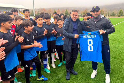 Айхан Аббасов встретился с юными футболистами в Агсу - ФОТО