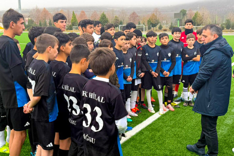 Ayxan Abbasov Ağsuda yeniyetmə futbolçularla görüşüb - FOTO