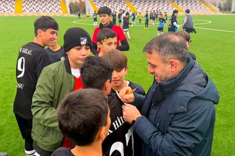 Айхан Аббасов встретился с юными футболистами в Агсу - ФОТО