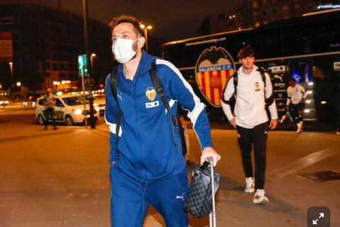 Игроков "Валенсии" снова обязали носить медицинские маски