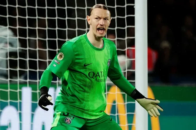 Safonov denies rumors about his absence from PSG team photo: "I was just hiding here" – UPDATED