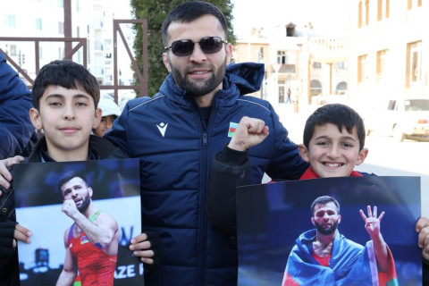 Güləş ulduzları Xankəndidə məktəblilərlə görüşüb - FOTO