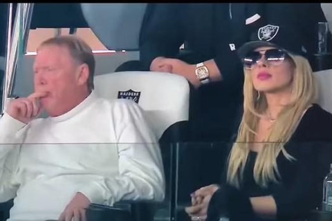 70 yaşlı milyarderin 26 yaşlı sevgilisi: Mark Devisin maraqlı sevgi hekayəsi