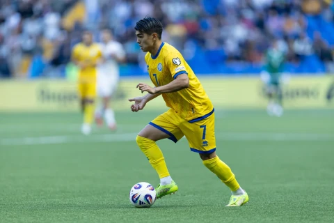 Qazaxıstan millisinin futbolçusu milli adət-ənənəyə sadiqliyini nümayiş etdirib - VİDEO