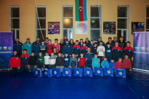 Güləş ulduzları Füzulidə gənc idmançılarla görüşüblər - FOTO