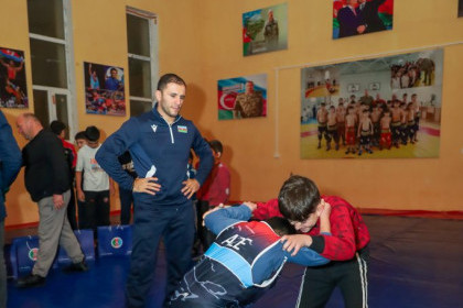 Güləş ulduzları Füzulidə gənc idmançılarla görüşüblər - FOTO