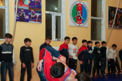 Güləş ulduzları Füzulidə gənc idmançılarla görüşüblər - FOTO