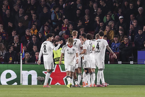 УЕФА наказал "Айнтрахт" за беспорядки болельщиков на "Камп Ноу"