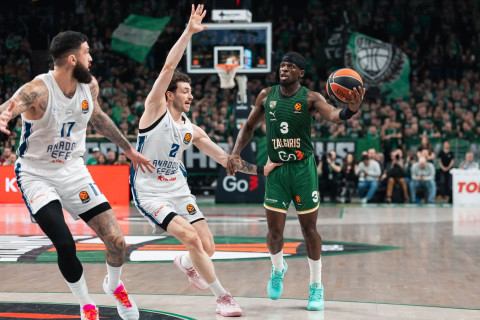 Avroliqa: “Anadolu Efes” Litvadan qalib ayrılıb, “Fənərbağça” isə evdə Yunanıstan komandasına uduzub