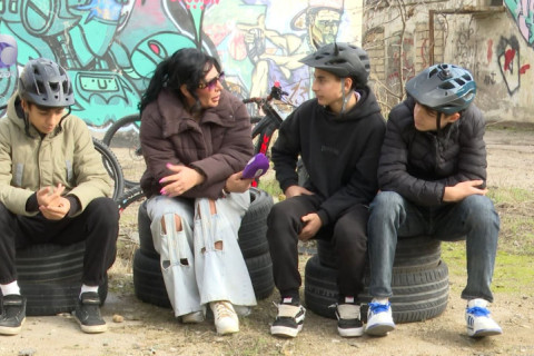 Юные любители маунтинбайка тренируются на улицах Баку - ВИДЕО