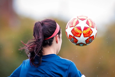 Почти половина футболисток в мире зарабатывает менее 10 тысяч долларов в год