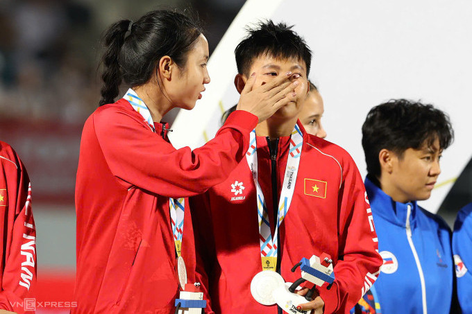 Qadın futbolunda kuryoz hadisə - FOTO/VİDEO