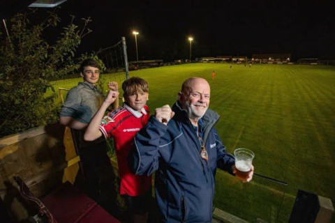 Qocaman ingiltərəli futbol azarkeşi nəvələri üçün həyətində mini tribuna qurdu - VİDEO