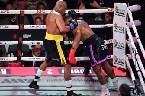 Экс-чемпионы UFC встретились в боксерском поединке