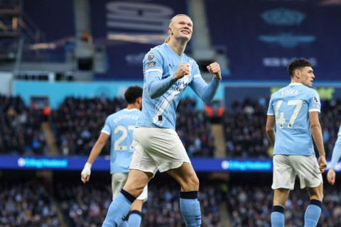 Erlinq Holand oyun formasını mərhum norveçli mütəxəssisin nəvələrinə hədiyyə edib