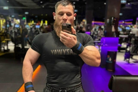 Rusiyada fitnes məşqçisi mağazada qadını döydü - VİDEO