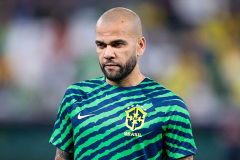 Dani Alveş peşəkar futbola qayıdır