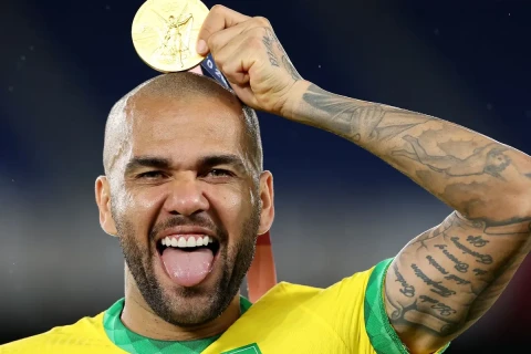 Дани Алвес собирается купить португальский футбольный клуб