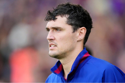 Флик заявил, что "Барселона" может подписать защитника на замену Кристенсену, выбывшему на четыре месяца