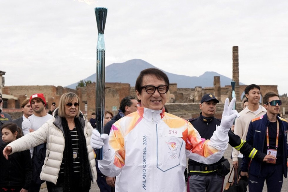 Aktyor Ceki Çan Olimpiya oyunlarının məşəlini daşıdı - FOTO/VİDEO