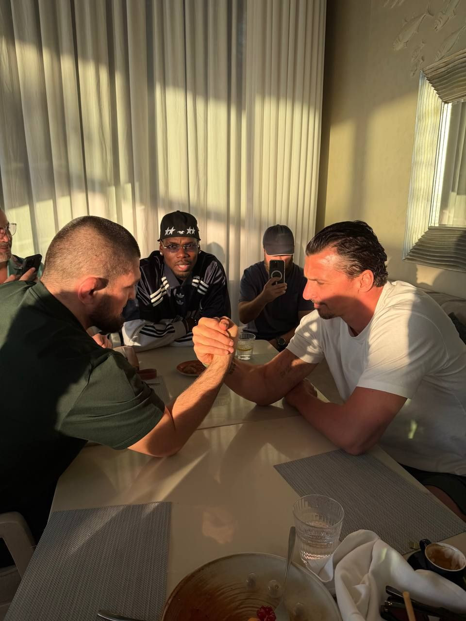 Zlatan İbrahimoviç Həbib Nurməhəmmədovla qol güləşdirib - FOTO/VİDEO