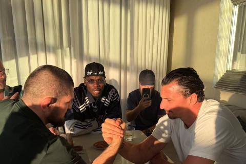 Хабиб Нурмагомедов и Златан Ибрагимович сошлись в армрестлинге - ВИДЕО