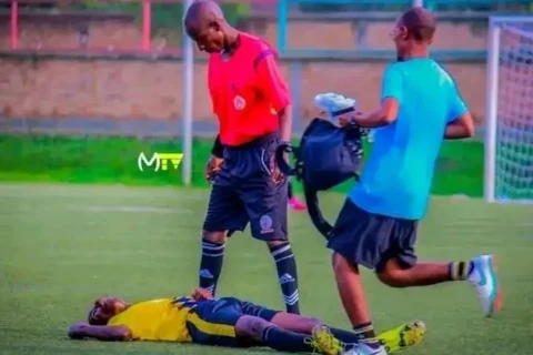 Burundidə futbolçu ağzındakı dəmir pulu udaraq ölüb