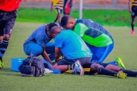 В Бурунди футболист скончался во время матча, подавившись монетой - ФОТО