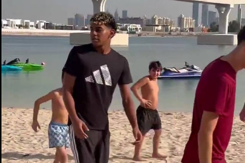 Ламин Ямаль сыграл с детьми в футбол на пляже в Дубае - ВИДЕО