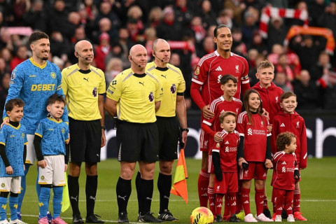 Дети Диогу Жоты вывели игроков "Ливерпуля" и "Вулверхэмптона" на матч АПЛ - ФОТО